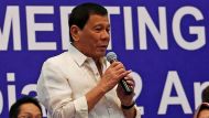 Президент Филиппин Родриго Дутерте подписал директиву, запрещающую курение в общественных местах, - заявил в четверг его пресс-секретарь Эрнесто Абелла