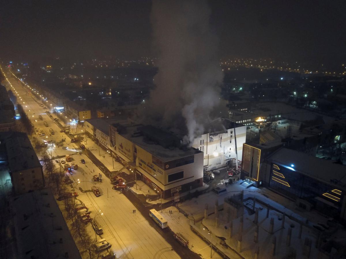 Самая большая группа погибших была найдена перед закрытыми дверями кинозала, однако вторая дверь была открыта